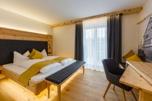 Modernes Design aus  Eiche und Zirbenkiefer